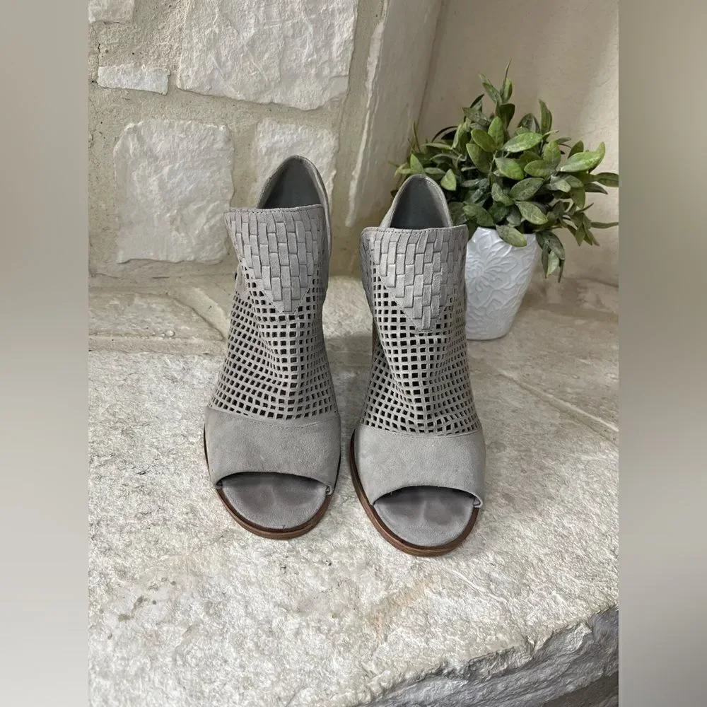 Vince Camuto Fritzey grey suede laser woven accent open toe booties sz 10
